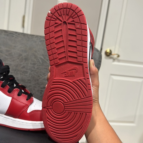 Air Jordan 1 Mid Chicago Red GS Size 5 - Picture 3 of 10